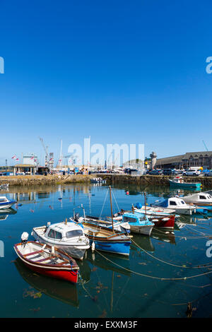 Boote im Hafen von Custom House Quay, Falmouth, Cornwall, England, UK Stockfoto