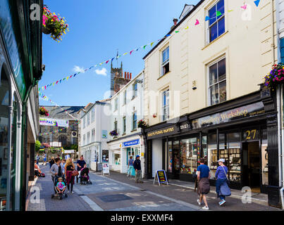 Geschäfte in der Church Street in der Stadt Zentrum, Falmouth, Cornwall, England, UK Stockfoto