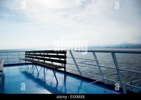 Holzbank auf der Fähre mit Blick aufs Meer Stockfoto