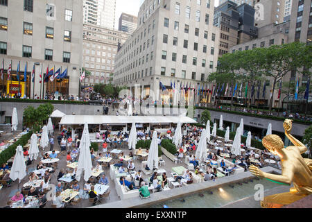 NEW YORK - 29. Mai 2015: Touristen Attraktionen am Rockefeller Center in New York City. Stockfoto