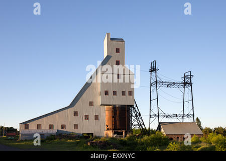 Verlassene Welle Haus und andere industrielle Strukturen mir aus einem verlassenen Kupfer in Michigans Kupfer Land. Stockfoto