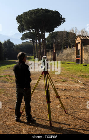 Vermesser am Arbeitsplatz in Pompeji Ruinen in Italien Stockfoto