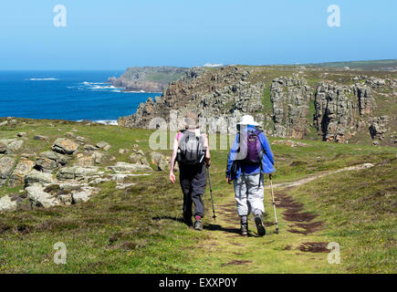 Wanderer auf dem Südwesten Küstenpfad an Gwennap Head in der Nähe von Lands End in Cornwall, England, UK Stockfoto