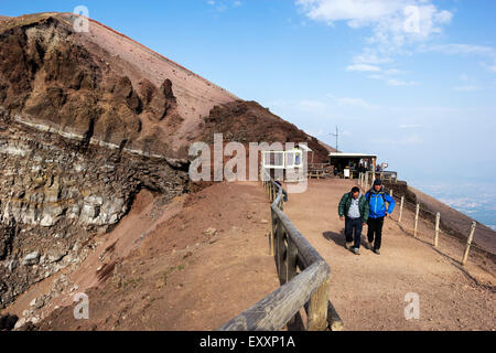 Touristen im Nationalpark Vesuv, Italien Stockfoto