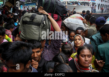 Dhaka, Bangladesch. 16. Juli 2015. 16. Juli 2015 - bevölkerte Dhaka, Bangladesch - DHAKA - die Hauptstadt von Bangladesch mit mehr als 150 Millionen Einwohnern gilt als der am dichtesten Stadt auf der Erde. Landes-Verwaltungs-System ist so viel, dass Menschen aus jedem Teil des Landes besuchen Sie diese Stadt für die Plünderung Beruf zentralisiert. Diese große Zahl von Menschen gehen jedes Jahr zurück in ihre Heimat zu EID zu feiern. Sadarghat Terminal ist der lebenswichtige riverine Hafen der Hauptstadt, die südlichen Teile des Landes verbindet. Tausende von Menschen, die hier versammelt, um nach Hause gehen zu celebr Stockfoto