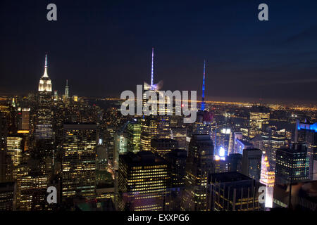 Skyline von Manhattan und Empire State Building, Rockefeller Plaza in der Nacht, New York City angesehen. Stockfoto