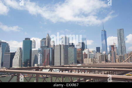 NEW YORK - 30. Mai 2015: Blick auf lower Manhattan von der Brooklyn Bridge. Stockfoto