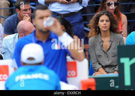 Queens Club, London, UK. 17. Juli 2015. Davis Cup-Viertelfinale. England gegen Frankreich. Andy Murray (GB) besiegte Jo Wilfried Tsonga (Fra) gesprochen, um von seinem Trainer Credit: Action Plus Sport/Alamy Live News Stockfoto