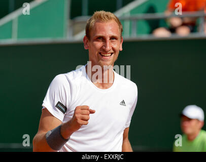 Kitzbühel, Österreich, 17. Juli 2015. Tennis, Davis Cup, erstes Vorrundenspiel zwischen Dominic Thiem (AUT) Vs Thiemo de Bakker (NED) im Bild: Thiemo de Bakker feiert seinen Sieg Credit: Henk Koster/Alamy Live News Stockfoto