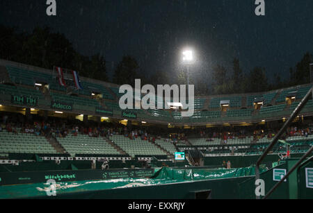 Kitzbühel, Österreich, 17. Juli 2015. Tennis Davis Cup zweiter match zwischen Robin Haase (NED und Andreas Haider-Maurer (AUT), im Bild: eine Gewitter zieht über und spielen bekommt ausgesetzt Credit: Henk Koster/Alamy Live News Stockfoto