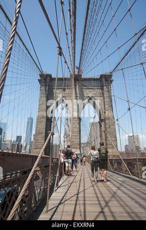 NEW YORK - 30. Mai 2015: Menschen Ejoying einen Spaziergang über die Brooklyn Bridge in New York City. Stockfoto