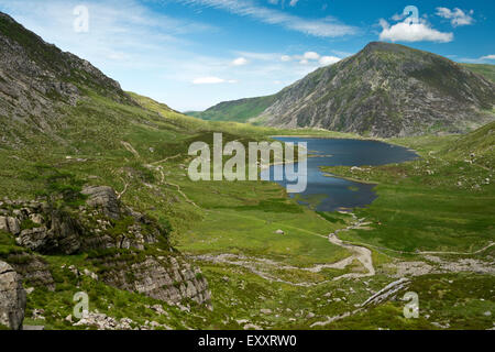 CWM Idwal Ogwen Snowdonia North Wales Uk zu Fuß Weg Stift yr OLE-Wen Berge Seenlandschaft Stockfoto