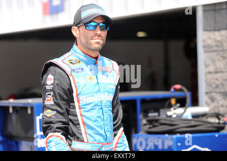 Loudon, New Hampshire, USA. 17. Juli 2015. Sprint Cup Series Treiber Aric Almirola (43) Spaziergänge dachte er nach dem Training bei der 5-stündigen Energie 301 NASCAR Sprint Cup Series-Rennen auf dem New Hampshire Motor Speedway Garagen. Eric Canha/CSM/Alamy Live-Nachrichten Stockfoto