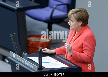 Berlin, Deutschland. 17. Juli 2015. Sondersitzung des Deutschen Bundestages - Beratung der Regierung auf die "Verhandlungen der Regierung Bundesrepublik bezogen auf die Konzession der finanziellen Unterstützung der Hellenischen Republik Griechenland", realisiert beim Deutschen Bundestag am 17.07.2015 in Berlin, Deutschland. / Foto: Bundeskanzlerin Angela Merkel bei ihrer Rede bezogen auf die Konzession der finanziellen Unterstützung der Hellenischen Republik Griechenland an den Bundestag-Kredit: Reynaldo Chaib Paganelli/Alamy Live News Stockfoto