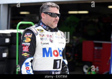 Loudon, New Hampshire, USA. 17. Juli 2015. Sprinten Sie Schale Reihe Fahrer Tony Stewart (14) Spaziergänge Gedanke der Garagenbereich als er bereitet sich auf die 5-Stunden Energie 301 NASCAR Sprint Cup Series-Rennen auf dem New Hampshire Motor Speedway. Eric Canha/CSM/Alamy Live-Nachrichten Stockfoto