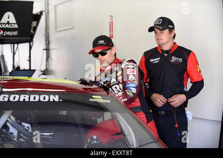 Loudon, New Hampshire, USA. 17. Juli 2015. Sprint-Cup-Serie Treiber Jeff Gordon (24) steigt in sein Auto vor einem Training bei der 5-stündigen Energie 301 NASCAR Sprint Cup Series auf dem New Hampshire Motor Speedway Rennen. Eric Canha/CSM/Alamy Live-Nachrichten Stockfoto