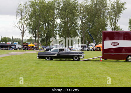 1950er Jahre Chevrolet. Chevy. Amerikanische Oldtimer in einen LKW geladen wird Stockfoto