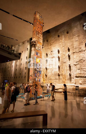 NEW YORK - 30. Mai 2015: The National 911 Museum in New York City.  Haupthalle des Museums, zeigt die letzte Spalte stehen an Stockfoto