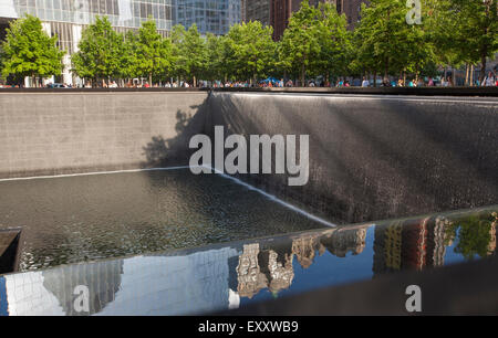 NEW YORK - 30. Mai 2015: The National September 11 Memorial befindet sich am World Trade Center Site, dem ehemaligen Standort der t Stockfoto