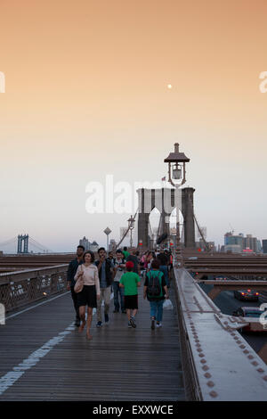 NEW YORK - 30. Mai 2015: Menschen zu Fuß über die Brooklyn Bridge in New York City. 1883 fertiggestellt, verbindet es die Stadtbezirke Stockfoto
