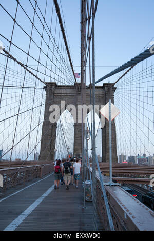 NEW YORK - 30. Mai 2015: Menschen zu Fuß über die Brooklyn Bridge in New York City. 1883 fertiggestellt, verbindet es die Stadtbezirke Stockfoto