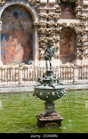 Wasser-Brunnen in Alcázares Gelände im Zentrum von Sevilla, Andalusien, Spanien, Europa. Stockfoto