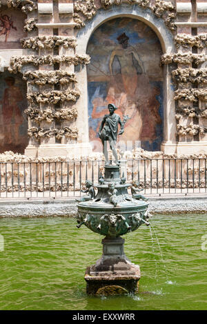 Wasser-Brunnen in Alcázares Gelände im Zentrum von Sevilla, Andalusien, Spanien, Europa. Stockfoto