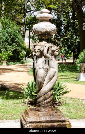 Wasser-Brunnen in Alcázares Gelände im Zentrum von Sevilla, Andalusien, Spanien, Europa. Stockfoto