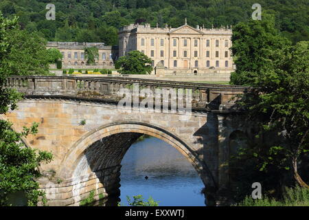 Chatsworh Haus aus der gewölbten Brücke über die wichtigsten Ansatz für das stattliche Haus, Derbyshire Peak District, England Großbritannien Stockfoto