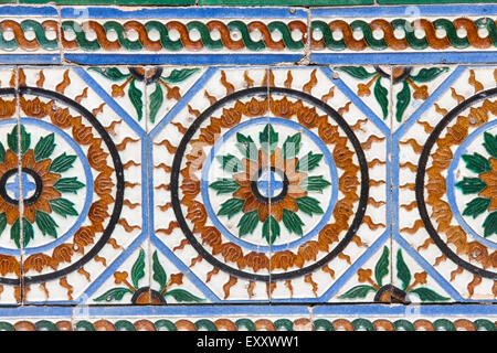 Fliesen im königlichen Alcazar Gärten im Zentrum von Sevilla, Andalusien, Spanien, Europa. Stockfoto