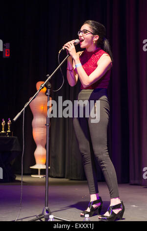 Bellmore, New York, USA. 16. Juli 2015. JACQUELINE XERRI, ein Student Filmemacher singt bei der Preisverleihung LIIFE in Bellmore Filme. Es war der 18. Long Island International Film Expo. Stockfoto