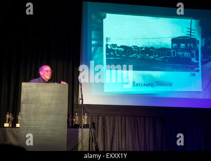 Bellmore, New York, USA. 16. Juli 2015. HENRY STAMPFEL, Besitzer des Bellmore Filme zeigt ein 1918 Bellmore Theater, wenn wir bei der 18. jährliche LIIFE Preisverleihung sprechen. Long Island International Film Festival wurde auf diesem historischen Theater statt. Stockfoto