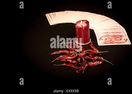 In der abgebildeten Karten öffnen Ventilator, eine rote Kerze und Paprika trocken. Stockfoto