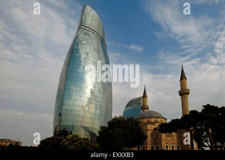 Blick auf die Flamme towers Wolkenkratzer und die Moschee der Märtyrer oder die türkische Moschee in der Nähe der Märtyrer Lane in der Stadt Baku-Hauptstadt von Aserbaidschan Stockfoto