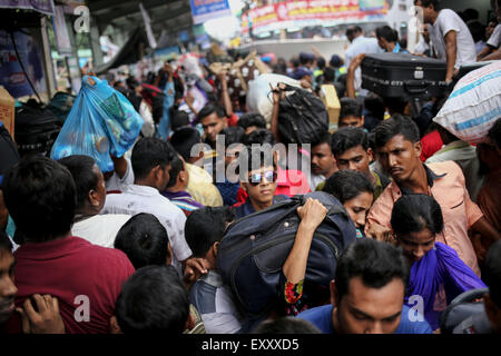 Dhaka, Bangladesch. 16. Juli 2015. 16. Juli 2015 - bevölkerte Dhaka, Bangladesch - DHAKA - die Hauptstadt von Bangladesch mit mehr als 150 Millionen Einwohnern gilt als der am dichtesten Stadt auf der Erde. Landes-Verwaltungs-System ist so viel, dass Menschen aus jedem Teil des Landes besuchen Sie diese Stadt für die Plünderung Beruf zentralisiert. Diese große Zahl von Menschen gehen jedes Jahr zurück in ihre Heimat zu EID zu feiern. Sadarghat Terminal ist der lebenswichtige riverine Hafen der Hauptstadt, die südlichen Teile des Landes verbindet. Tausende von Menschen, die hier versammelt, um nach Hause gehen zu celebr Stockfoto