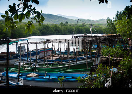 Fischerboote im Hafen von Playa La Boca angedockt in der Nähe des Dorfes von Trinidad, Kuba Stockfoto