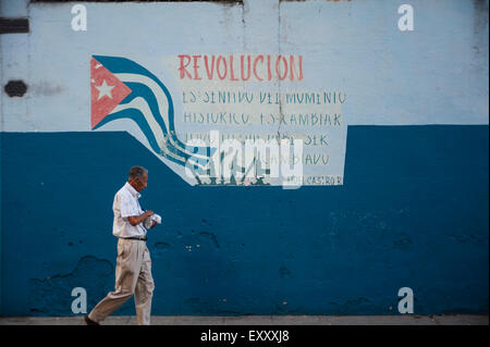 Erwachsener Mann hinter der politischen Wandbild touting der Revolution in Havanna, Kuba. Stockfoto