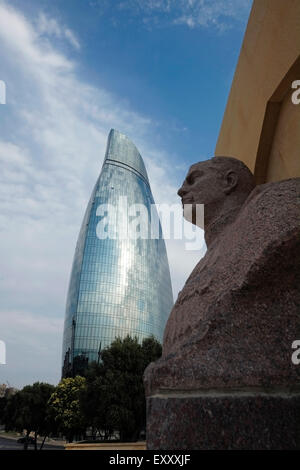 Blick auf die Flamme towers, Wolkenkratzer und Büste des sowjetischen allgemeine Azi Aslanov, die Panzereinheiten während viele wichtige Schlachten des zweiten Weltkriegs in der Nähe der Märtyrer Lane in der Stadt Baku Hauptstadt Aserbaidschans führen Stockfoto