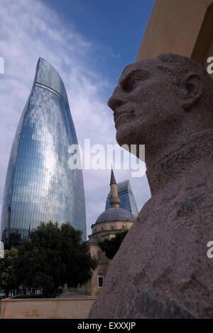 Blick auf die Flamme towers, Wolkenkratzer und Büste des sowjetischen allgemeine Azi Aslanov, die Panzereinheiten während viele wichtige Schlachten des zweiten Weltkriegs in der Nähe der Märtyrer Lane in der Stadt Baku Hauptstadt Aserbaidschans führen Stockfoto