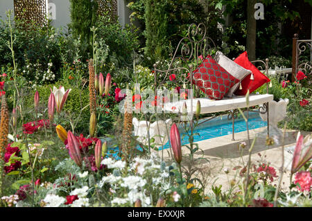 Sitzbereich mit bunten Blumen und Kissen in der türkischen Garten des Paradieses an RHS Hampton Court Palace Flower Show 2015. Stockfoto