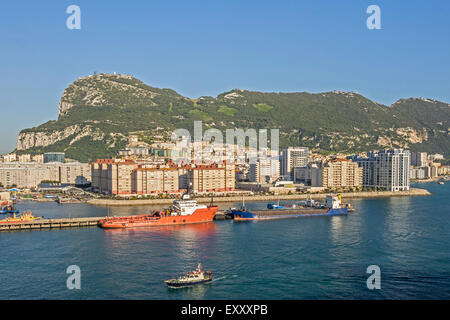 Felsen von Gibraltar aus dem Hafen Kronkolonie Gibraltar gesehen Stockfoto