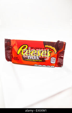 Ein Paket von Reeses Dark Chocolate Peanut Butter Cups auf weißem Hintergrund Stockfoto
