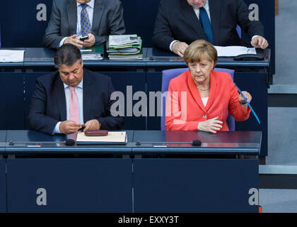 Berlin, Deutschland. 17. Juli 2015. Sondersitzung des Deutschen Bundestages - Beratung der Regierung auf die "Verhandlungen der Regierung Bundesrepublik bezogen auf die Konzession der finanziellen Unterstützung der Hellenischen Republik Griechenland", realisiert beim Deutschen Bundestag am 17.07.2015 in Berlin, Deutschland. / Bild: Bundeskanzlerin Angela Merkel vor ihrer Rede. Bildnachweis: Reynaldo Chaib Paganelli/Alamy Live-Nachrichten Stockfoto