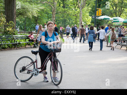 Frau leid, Radfahren im park Stockfoto