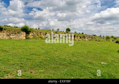 Allgemeine Ansicht in Richtung Sedimentgestein auf dem Gebiet Ludogorie, Bulgarien Stockfoto