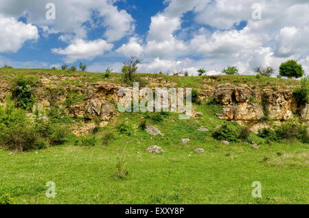 Allgemeine Ansicht in Richtung Sedimentgestein auf dem Gebiet Ludogorie, Bulgarien Stockfoto