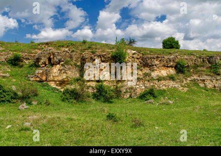 Allgemeine Ansicht in Richtung Sedimentgestein auf dem Gebiet Ludogorie, Bulgarien Stockfoto