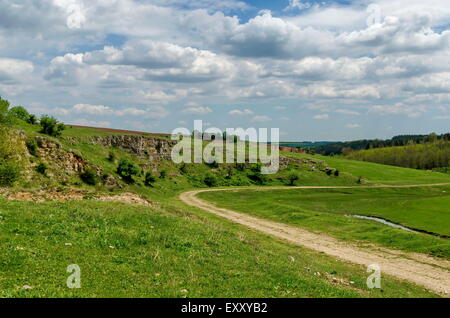 Allgemeine Ansicht in Richtung Sedimentgestein auf dem Gebiet Ludogorie, Bulgarien Stockfoto