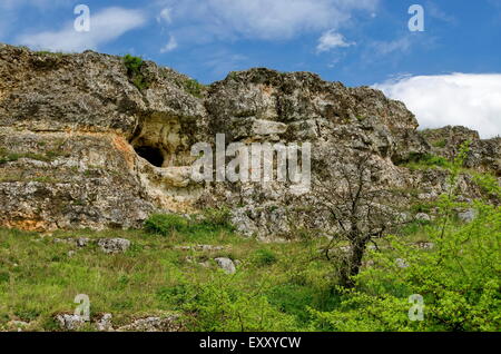 Allgemeine Ansicht in Richtung Sedimentgestein mit Höhle auf dem Gebiet Ludogorie, Bulgarien Stockfoto