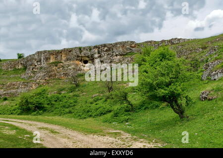 Allgemeine Ansicht in Richtung Sedimentgestein mit Höhle auf dem Gebiet Ludogorie, Bulgarien Stockfoto